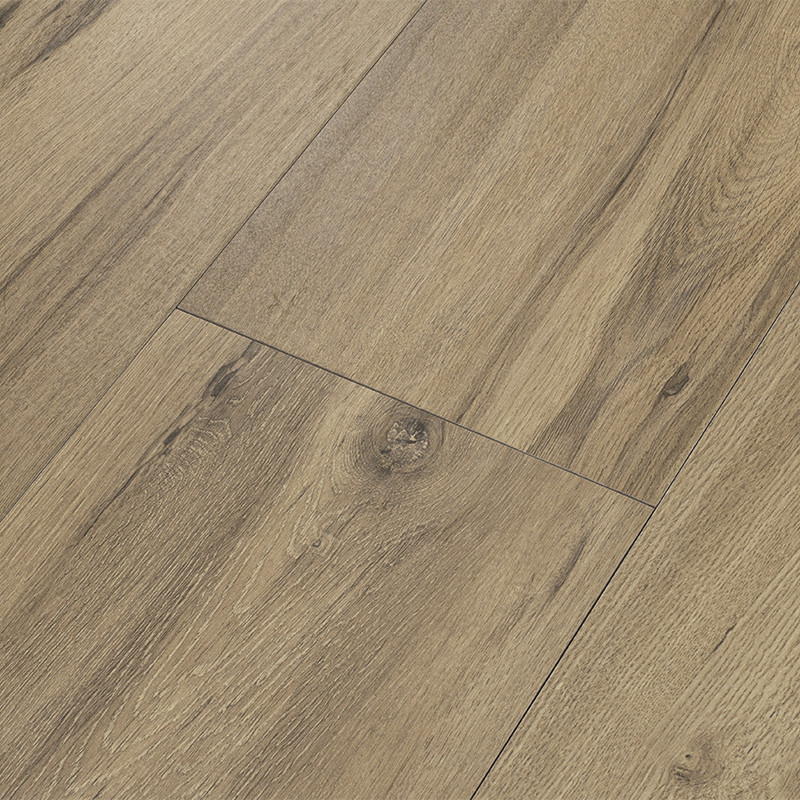 Carrelage imitation bois: lames beige-gris avec grains et nœuds apparents, joints fins, pose en quinconce, surface mate suggérant sol intérieur.