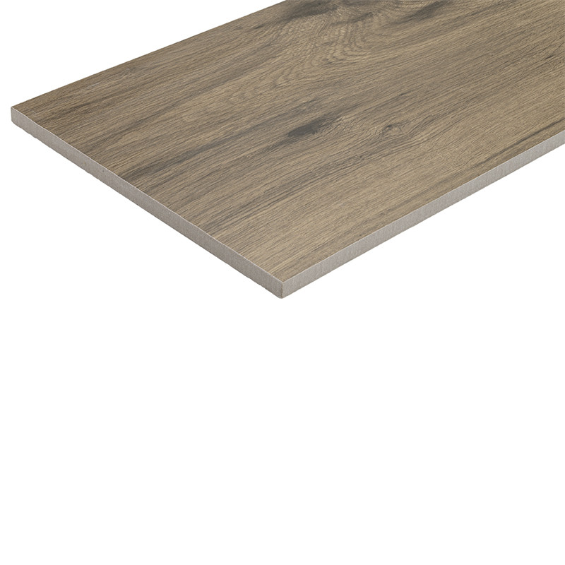 Carrelage rectangulaire imitation bois clair, veines et nœuds visibles, bord découpé montrant l'épaisseur ; posé en perspective oblique sur fond blanc.