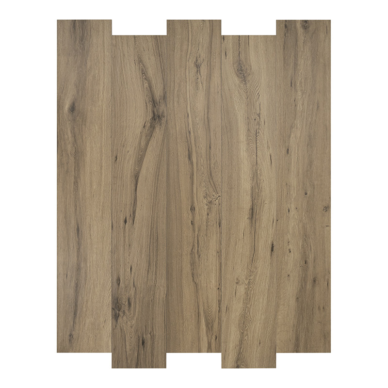 Carrelage imitation bois — lames juxtaposées montrant un motif chêne clair, nœuds et veines, profil emboîtable visible, présenté sur fond blanc neutre.
