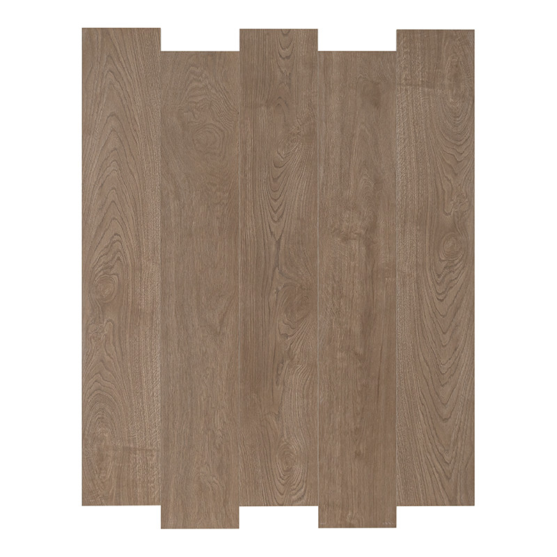 Holzoptik-Bodenfliese aus drei länglichen Paneelen mit braunem Eichenmaserungs-Design und eingerückten Verbindungsenden, flach auf einem weißen Hintergrund liegend.