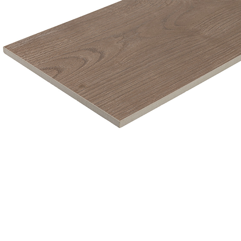 Holzoptik‑Fliese, rechteckig, diagonal auf weißem Hintergrund gezeigt; sichtbare dünne Kante, hellbraune Holzmaserung, glatte, matt wirkende Oberfläche.