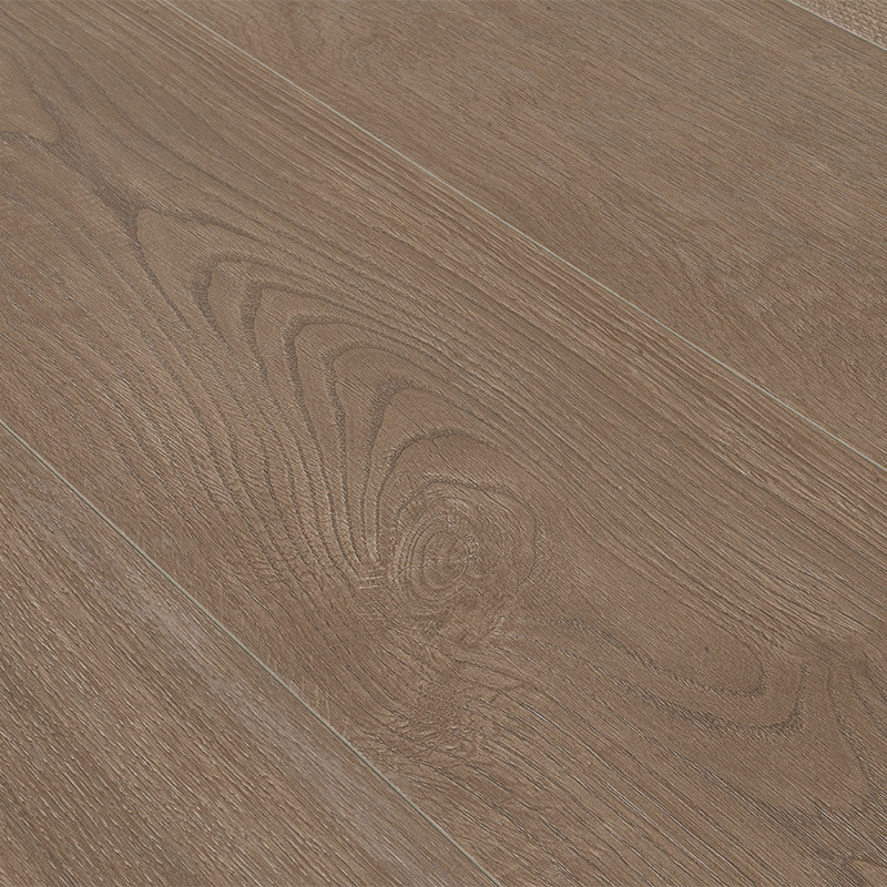 Rechteckige Bodenfliese mit natürlicher Eichenholzmaserung, hellbraun-beige Ton, sichtbare Fugen zwischen Planken, feine Oberflächenstruktur und matte Optik.