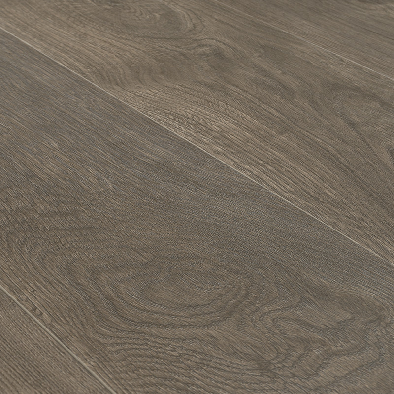 Fliese mit graubraunem Holzmaserungs-Dekor; zwei diagonal angeordnete Dielen, matte Oberfläche, sichtbare Fugen und Jahresringe, verwendet als Bodenbelag.