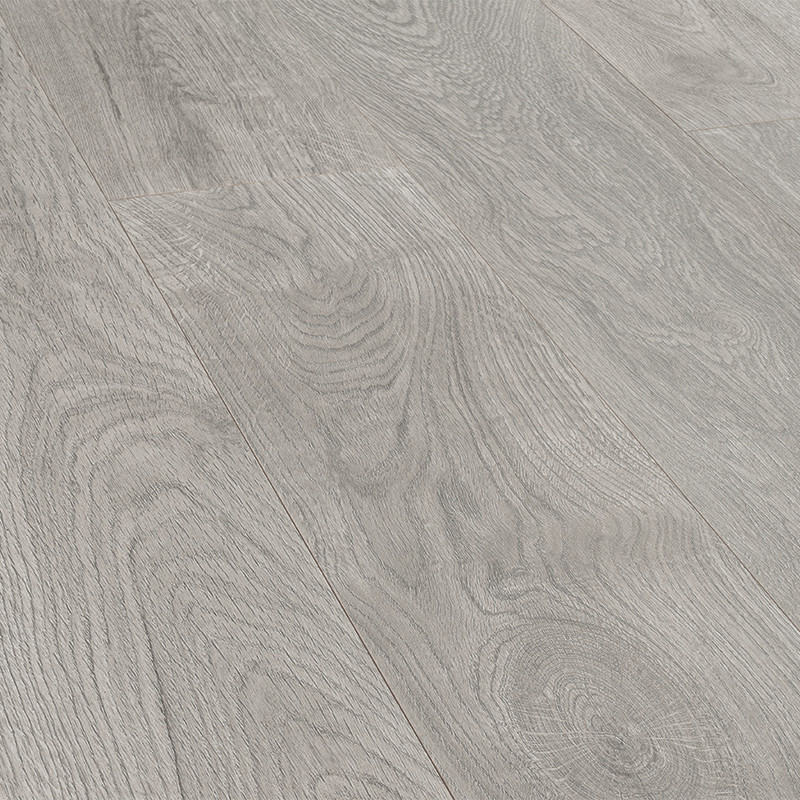Helle graue Fliesen in Holzoptik, Detailaufnahme zeigt feine Holzmaserung, Jahresringe und schmale Fugen; ebene Bodenfläche ohne weitere Objekte.