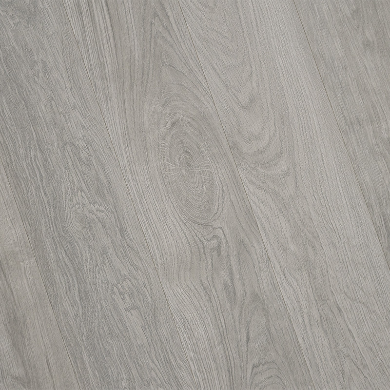 Hellgraue Bodenfliese mit feiner Holzmaserung und sichtbaren Jahresringen und Knoten; diagonale Plankenoptik, matte, gleichmäßige Oberfläche in neutralem Ton.