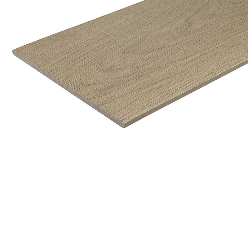 Lame de carrelage imitation chêne clair en perspective, bord effilé visible; présentée sur fond blanc neutre, sans éléments environnants.