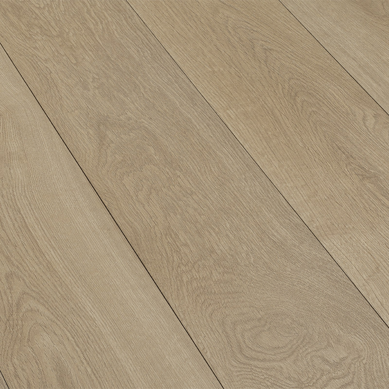 Baldosa imitación madera beige claro, vetas y nudos suaves; piezas rectangulares paralelas con juntas finas oscuras formando un pavimento uniforme.