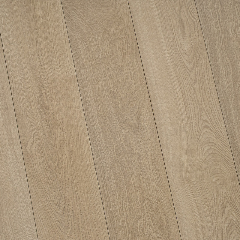 Carrelage imitation parquet — lames longitudinales beige clair avec veinures de chêne, joints fins et parallèles, finition mate, sol intérieur uniforme.
