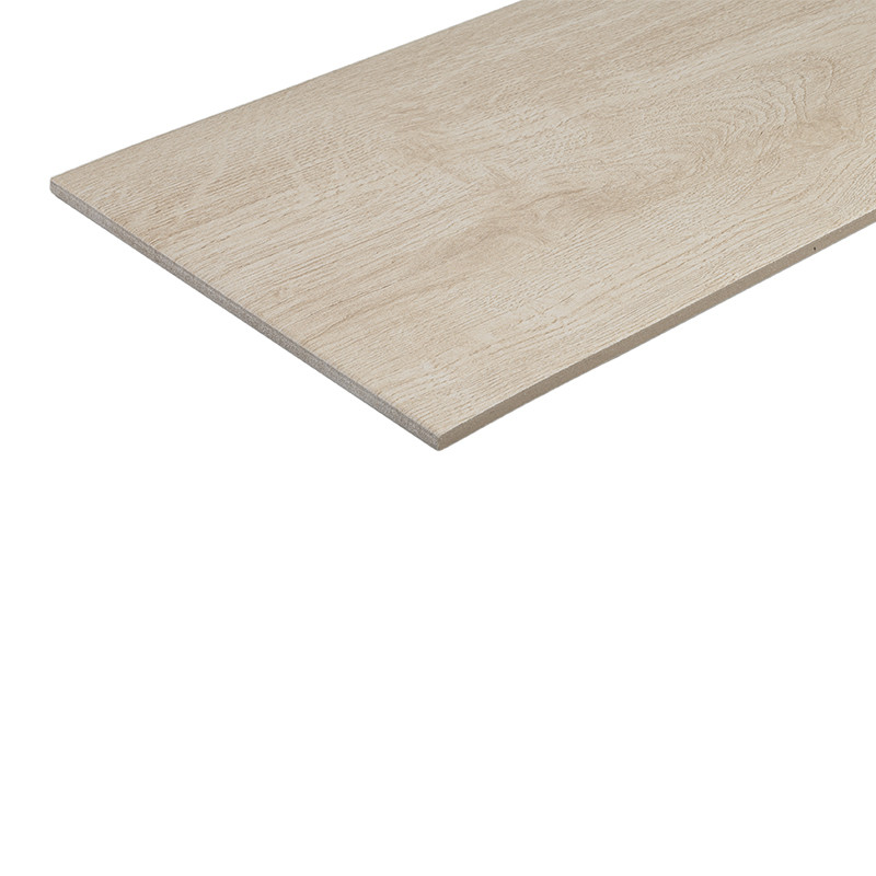 Carrelage rectangulaire imitation bois clair, planche mince vue en perspective, bord dégagé contre un fond blanc uni.