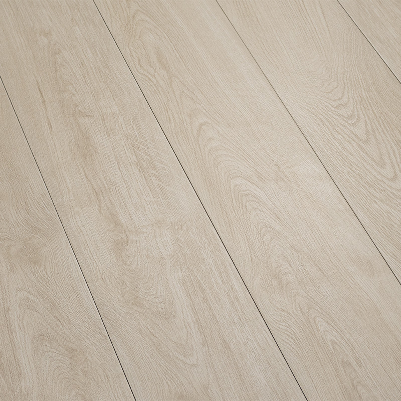 Carrelage imitation bois clair: longues lames parallèles à veinures douces, surface mate, joints fins et sombres; sol intérieur uniforme et bien éclairé.