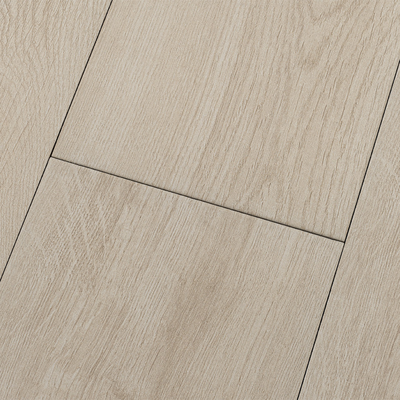 Carrelage imitation bois clair: larges lames rectangulaires posées en quinconce, joints fins sombres, grain de bois visible, surface mate, aspect uniforme, dans un intérieur moderne.