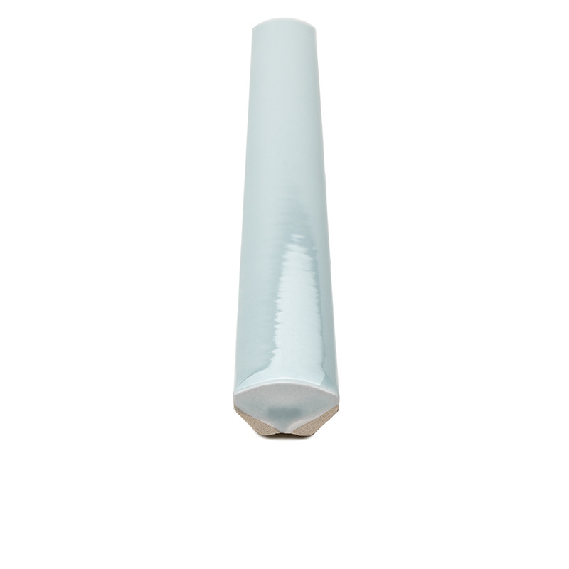 Azulejo cerâmico alongado, seção hexagonal, esmalte azul-claro brilhante; posicionado verticalmente sobre fundo branco limpo.