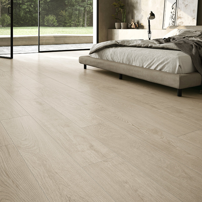 Carrelage imitation bois clair, larges lames; contexte: chambre minimaliste avec lit bas, lampe de chevet et grandes baies vitrées ouvrant sur pelouse.