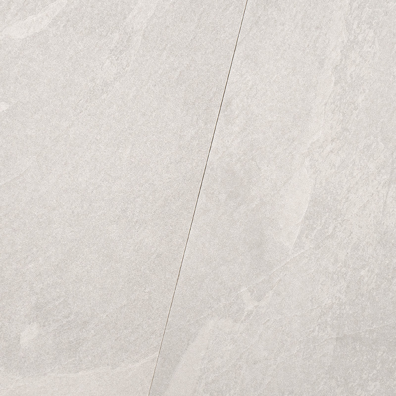 Carrelage clair en pierre synthétique, deux grandes dalles beige-gris séparées par une jointure fine et diagonale; texture mate légèrement veinée, surface uniforme.