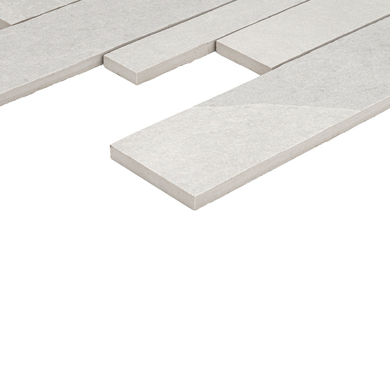 Azulejos retangulares claros; contexto: fundo branco, fileiras alinhadas com uma peça deslocada, superfície lisa e bordas finas.