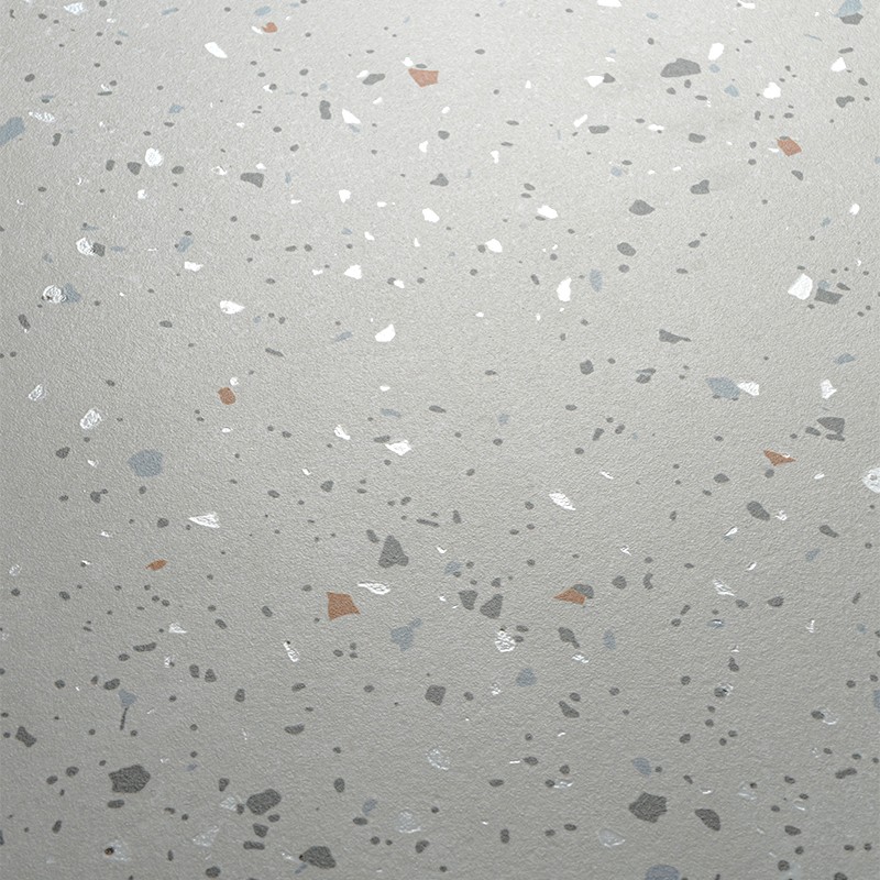 Fliese mit Terrazzo‑Muster: hellgraue, matte Oberfläche mit verstreuten kleinen Splittern in Weiß, Hell‑ und Dunkelgrau sowie vereinzelten braunen Farbpartikeln; gleichmäßig verlegt.