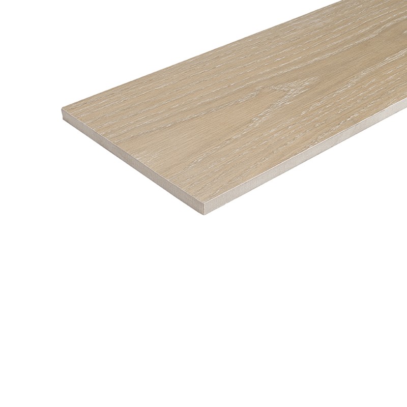 Azulejo rectangular imitación madera beige, visto en perspectiva; borde y veta visibles, acabado mate; reposando sobre fondo blanco despejado.