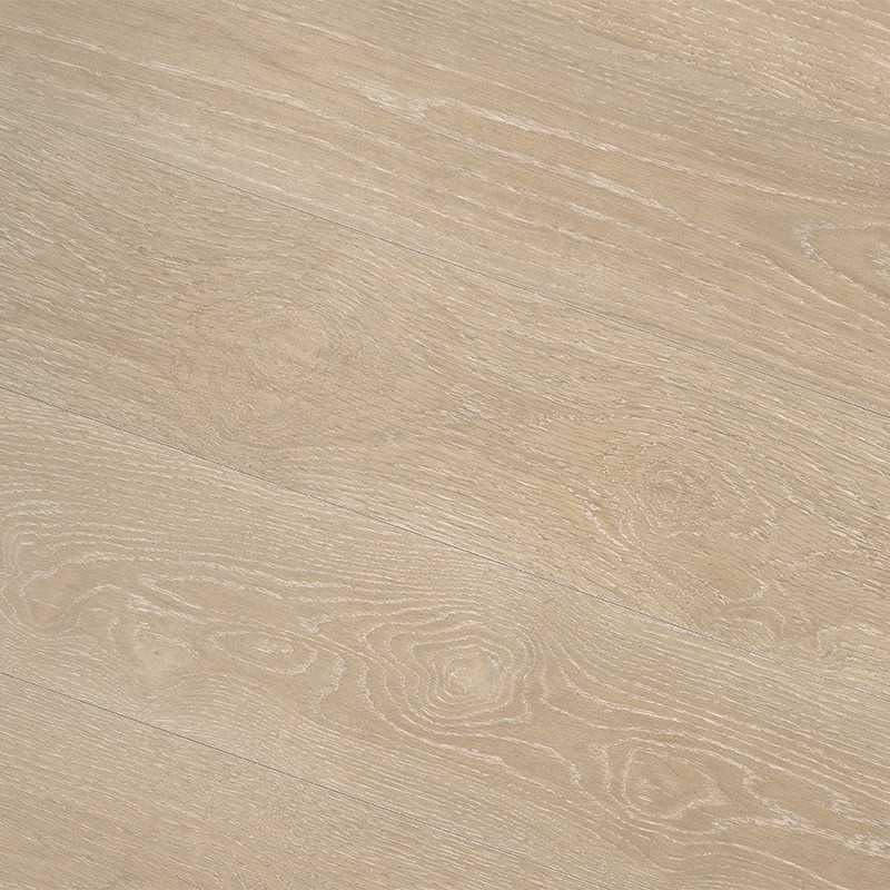 Azulejo tipo madera claro con vetas y nudos suaves en tono beige; acabado mate, apariencia de lama de parquet instalada en superficie horizontal.