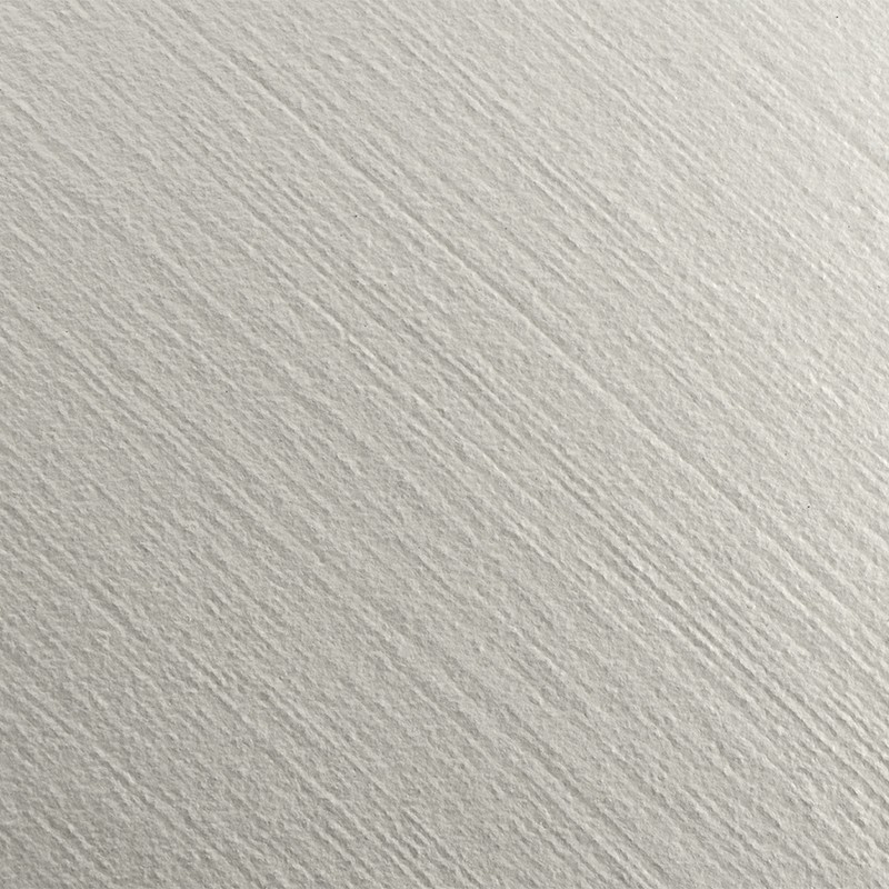 Carrelage crème texturé: surface mate à fines stries diagonales régulières, aspect légèrement rugueux, adapté à mur ou sol intérieur, ombres douces indiquant relief subtil.