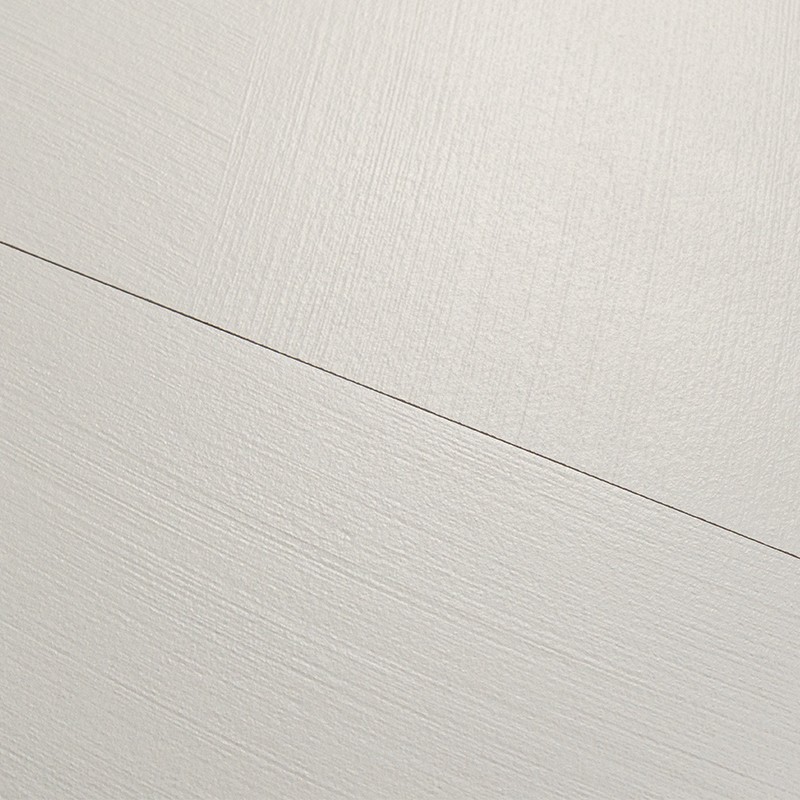 Azulejo retangular texturizado off-white com junta diagonal fina; superfície acetinada com sulcos sutis, integrando parede revestida clara.