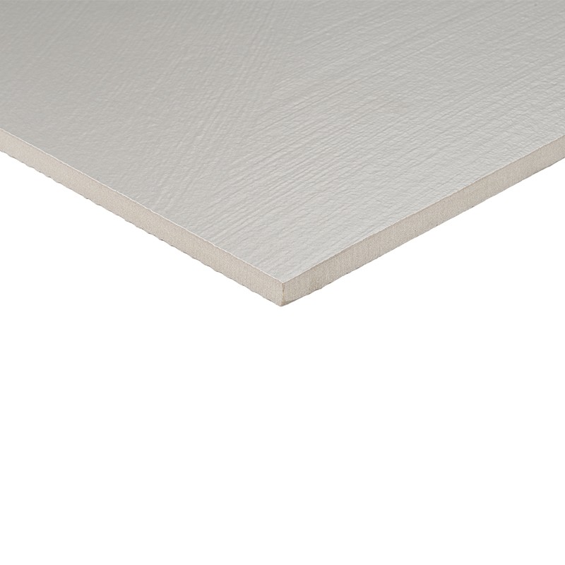 Azulejo rectangular claro con textura sutil tipo madera y canto visible; dispuesto en ángulo sobre fondo blanco limpio y aislado.