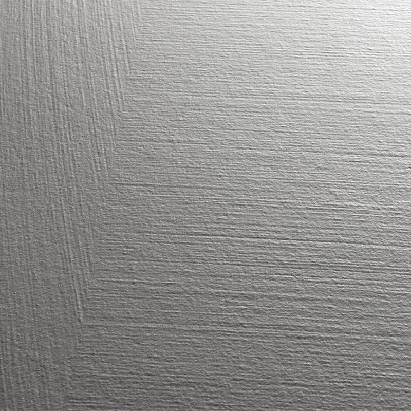Azulejo cuadrado rugoso con finas estrías horizontales; borde en relieve formando un rectángulo concéntrico en la esquina superior izquierda; tono gris claro y sombra suave lateral.