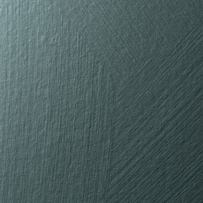 Tegel met fijn diagonaal geribd reliëf, matte petrolgroene kleur en subtiele glans linksboven; geen andere objecten of omgeving zichtbaar.
