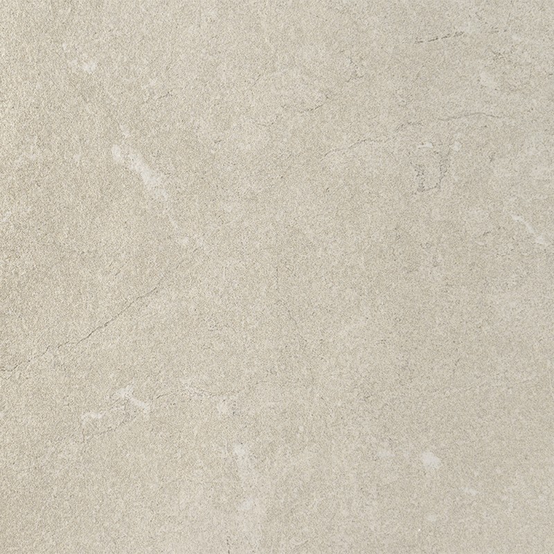 Azulejo bege claro com textura mate e veios brancos sutis, aparência de pedra calcária; possivelmente usado em piso ou parede interna.