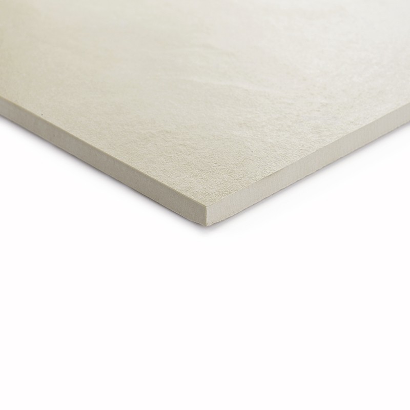 Carrelage beige rectangulaire vu en perspective, arête nette et faible épaisseur, surface mate légèrement texturée, posé sur fond blanc uni.