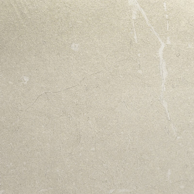Beige Keramikfliese mit matter Oberfläche, feine helle Adern und dünne Haarrisse, dezentes Marmormuster; einzige sichtbare Fläche ohne zusätzlichen Kontext.