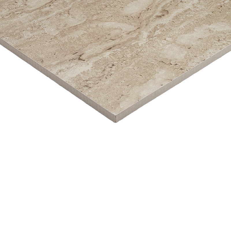 Rechthoekige beige marmerachtige tegel met licht gevlamd patroon en dunne zijkant; één schuine hoek zichtbaar, zwevend op een effen witte achtergrond.