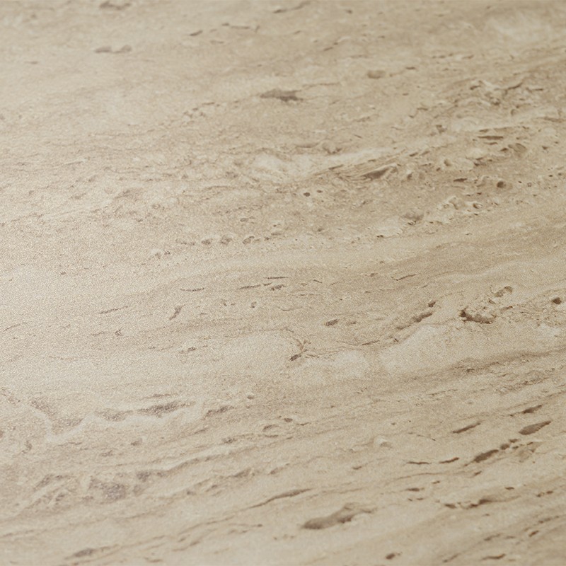 Azulejo crema con apariencia de piedra: vetas horizontales marrón claro, pequeños poros y textura mate; integrado en una superficie continua sin juntas visibles.