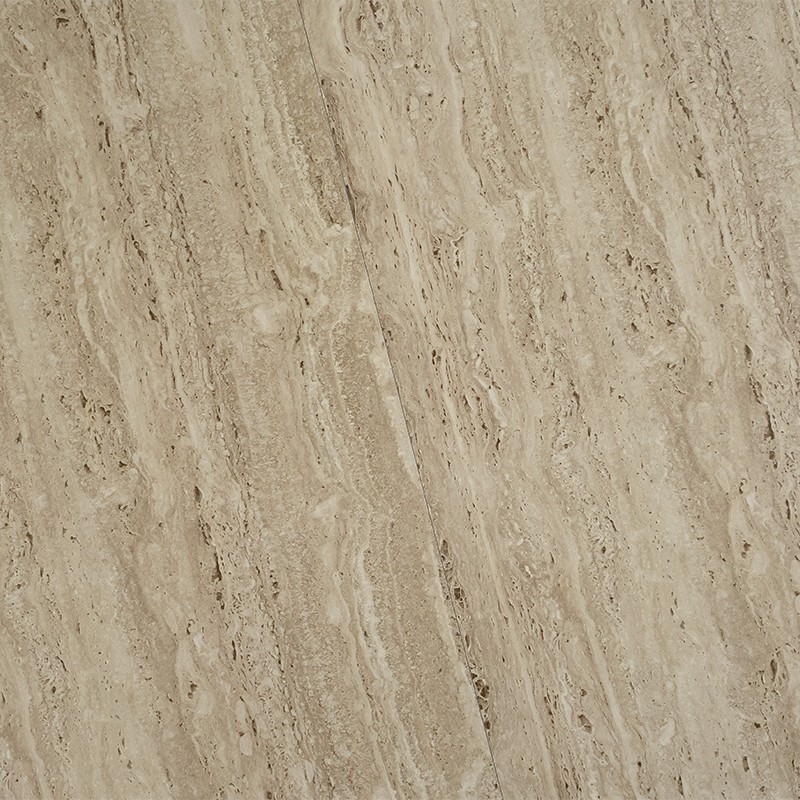 Carrelage beige à motif travertin, veines diagonales crème et brunes, surface texturée avec petits trous et stries, couvrant un sol ou mur intérieur.