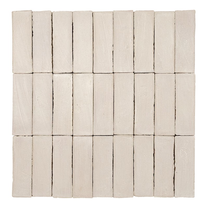 Vierkante tegelmozaïek bestaande uit 36 smalle rechthoekige crèmekleurige tegels in een 6x6 raster; zichtbare voegen en licht reliëf, op effen achtergrond.