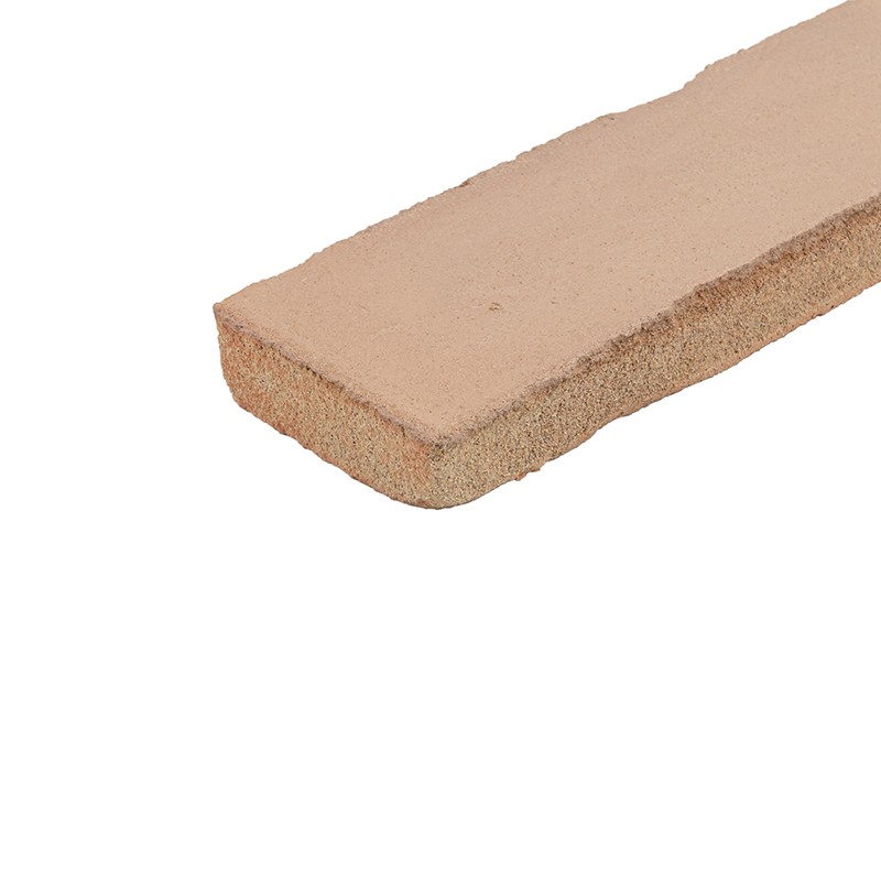 Langwerpige rechthoekige tegel met afgeronde randen, beige-rosé kleur; boven- en zijvlak zichtbaar met lichtkorrelige textuur, op witte achtergrond.