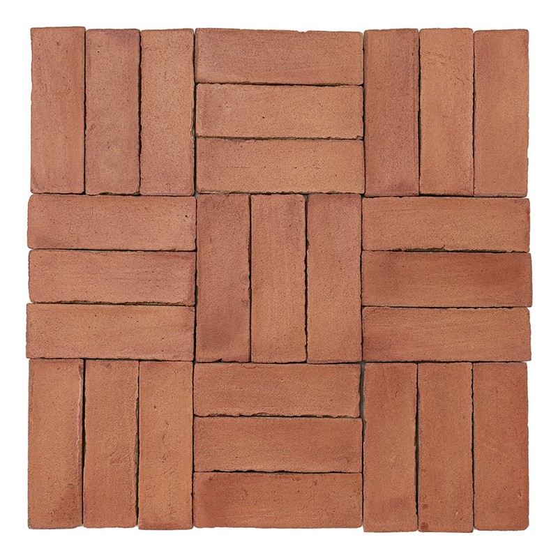 Azulejo cuadrado de ladrillos terracota dispuestos en patrón de cestería, vetas y juntas visibles; panel aislado sobre fondo blanco.