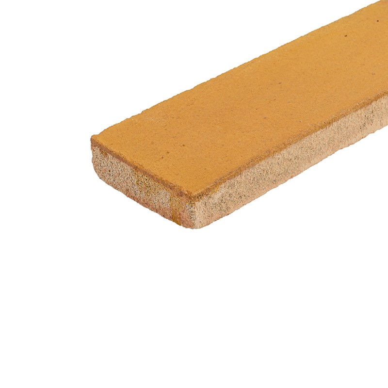 Azulejo retangular laranja sobre fundo branco; face superior esmaltada, bordas e base sem esmalte, peça alongada e fina.