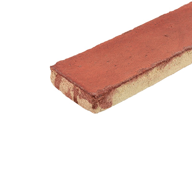 Bande de carrelage rectangulaire aux bords bruts, dessus rouge terre cuite et dessous beige, présentée en diagonale sur fond blanc uni.
