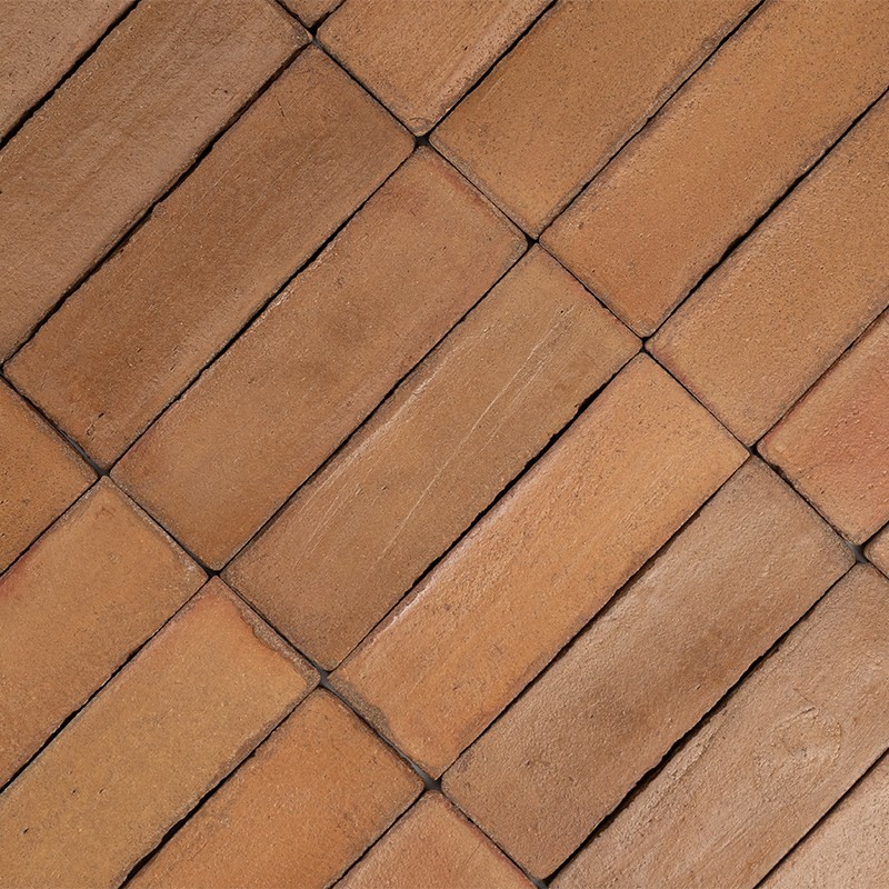 Planken tonen kleurrijke hars-cementzakken met the opschrift `Fugabella Color kerakoll`, ontworpen door Piero Lissoni, in een wi