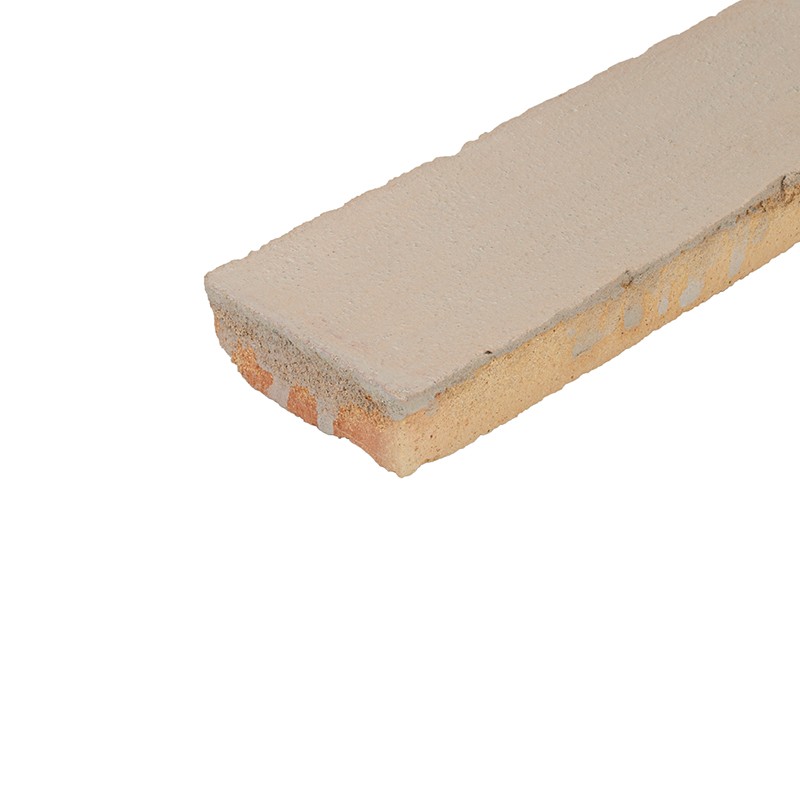 Schmale, längliche beige Fliese mit glatter heller Oberseite und sichtbarer poröser orange-brauner Ziegelunterseite, leicht abgeschrägte Kanten, freigestellt auf weißem Hintergrund.