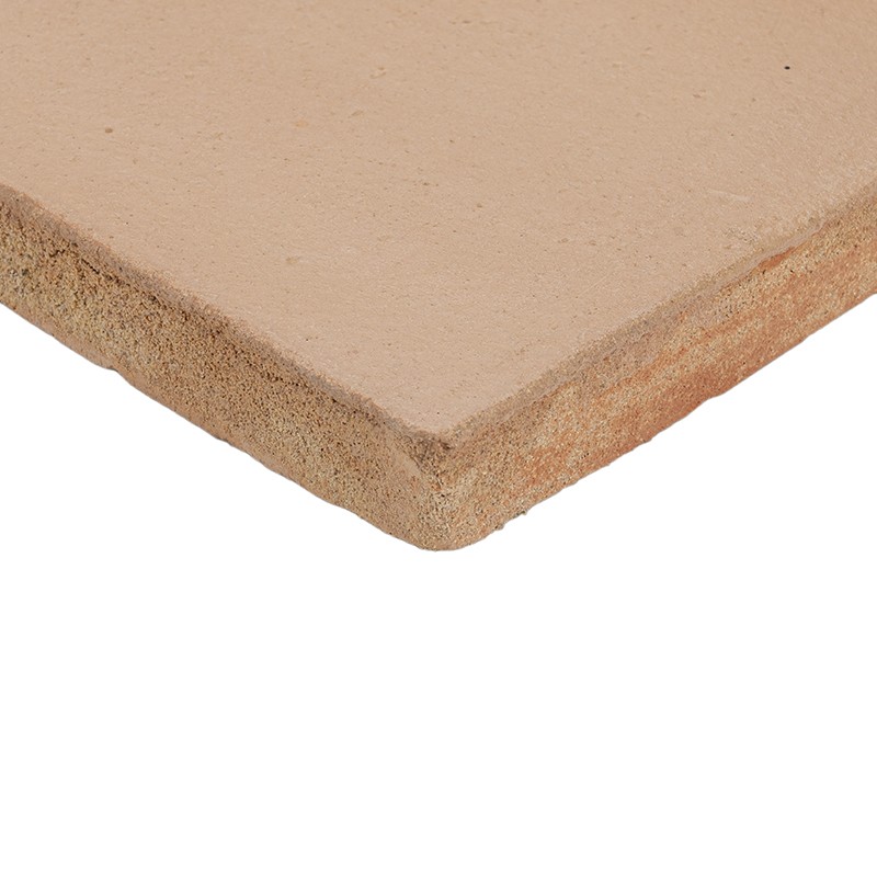 Beige terracottategel met licht afgeronde rand en ruwe structuur, close-up gefotografeerd tegen een effen witte achtergrond.