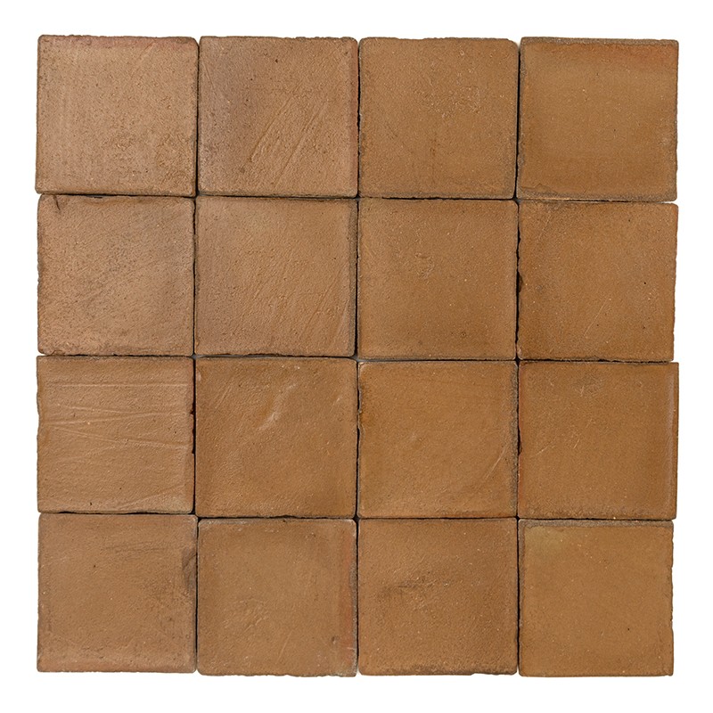 Carrelage de vingt carreaux carrés terre cuite, brun-ocre; surface mate et légèrement irrégulière, joints fins sombres, disposés en grille 4×5 sur fond blanc.