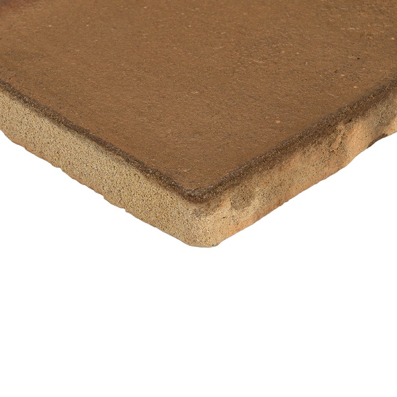 Azulejo cerámico rectangular color terracota con borde biselado y canto rugoso; textura mate y ligero desgaste; sobre fondo blanco aislado que lo destaca.