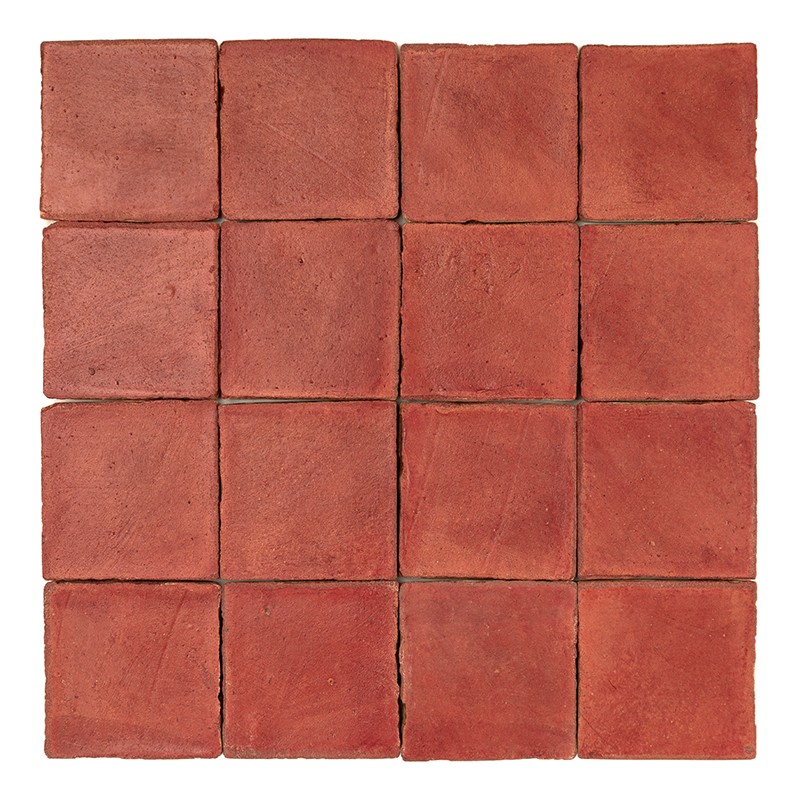 Carrelage carré en terre cuite posé en 5x5 tuiles rouge brique, joints fins et irréguliers, surface mate et légèrement texturée.
