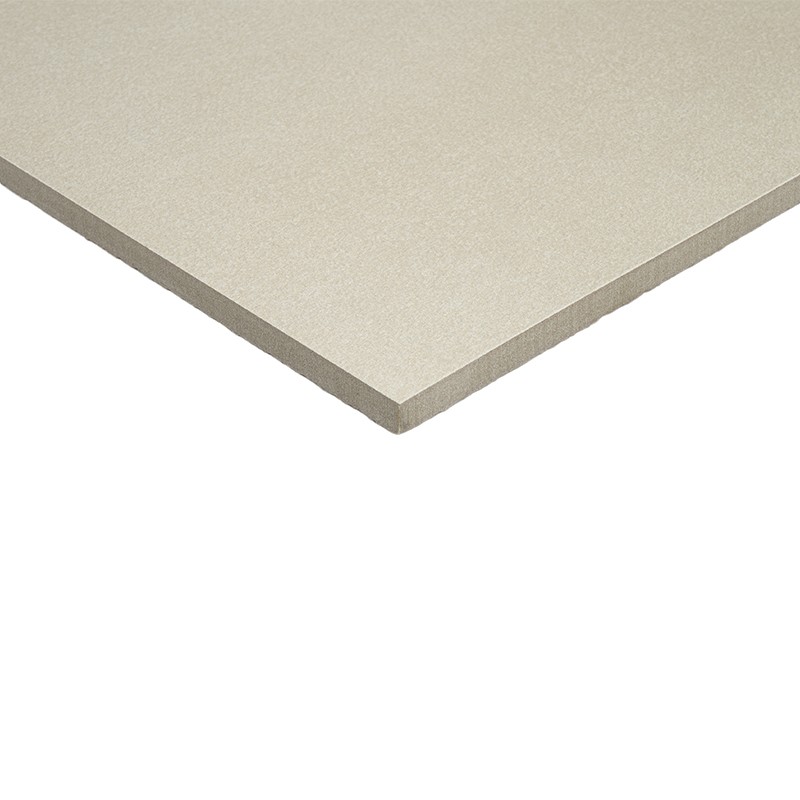 Carrelage rectangulaire beige clair vu en perspective, arête biseautée, surface légèrement granuleuse, présenté isolément sur fond blanc, épaisseur apparente.