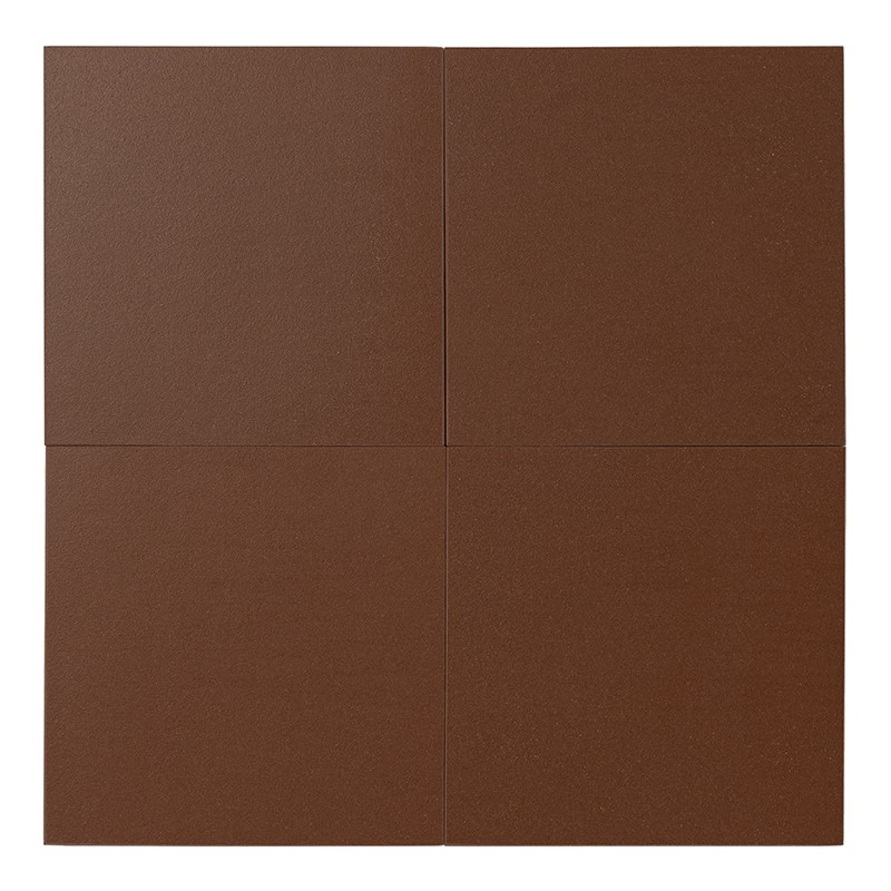 Azulejo cuadrado marrón liso, bordes rectos y superficie mate; sobre fondo blanco que lo enmarca.