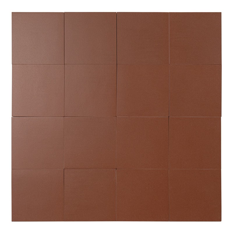 Azulejo cuadrado de color marrón uniforme con textura ligeramente granulada; borde blanco estrecho visible alrededor, apoyado sobre un fondo blanco.