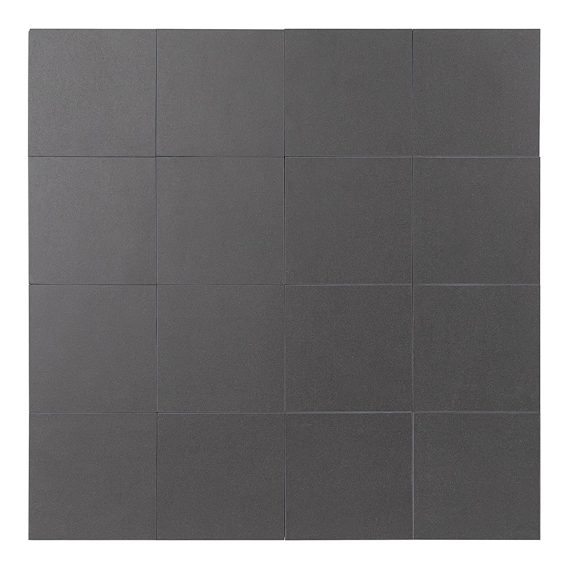 Azulejo cuadrado gris oscuro con textura sutil; colocado sobre fondo blanco que lo aísla y resalta sus bordes rectos.