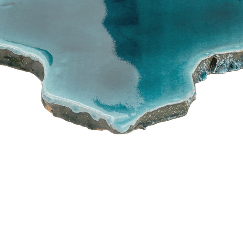 Carrelage imitant agate turquoise, couches concentriques bleues et blanches avec bords bruns texturés, surface dégradée vers le centre, présenté sur fond blanc.