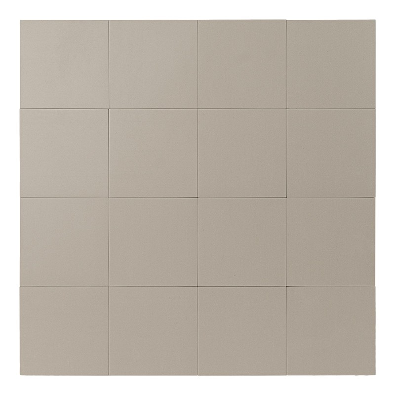 Carreau carré gris-beige uni, texture légèrement granuleuse, vu de dessus, isolé sur fond blanc avec bords nets.